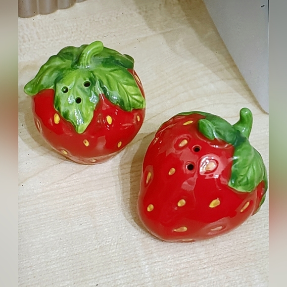 Source Unknown Other - NEW! Retro Strawberry Salt And Pepper Shakers